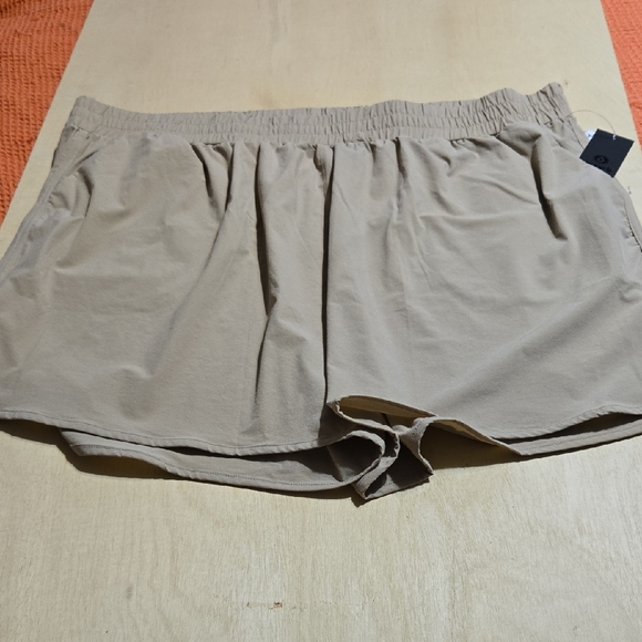 Pants - NWT Mono B Beige Casual Shorts Size 3X Elastic Waist Stretchy Split Hem